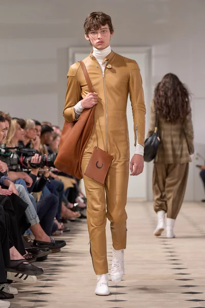 Look 25